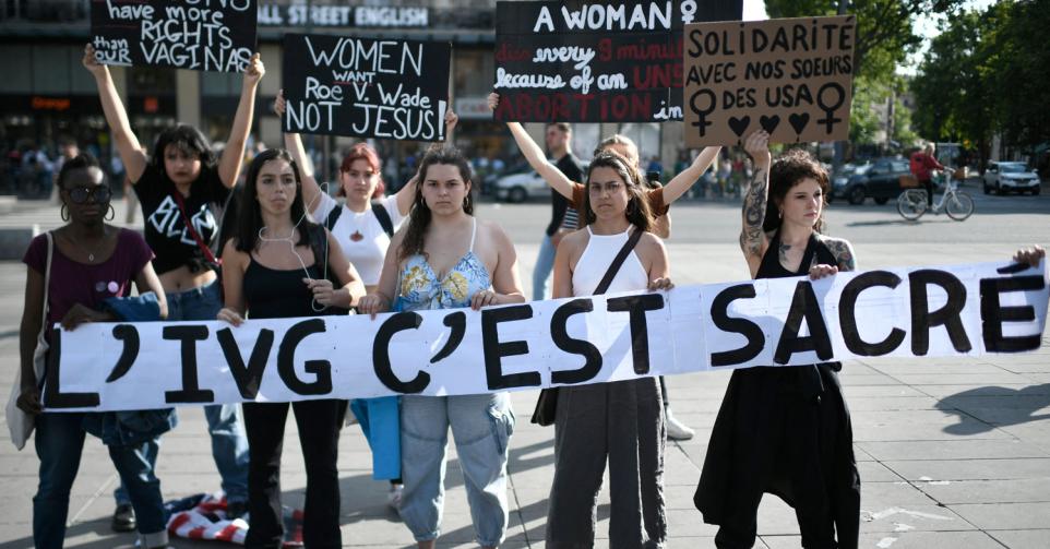manifestantes pro avortement le 24 juin 2022 à Paris