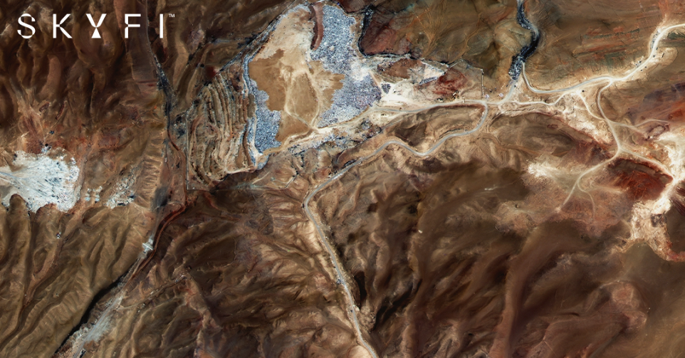 Satellietfoto van de kledingafvalberg in de Atacamawoestijn