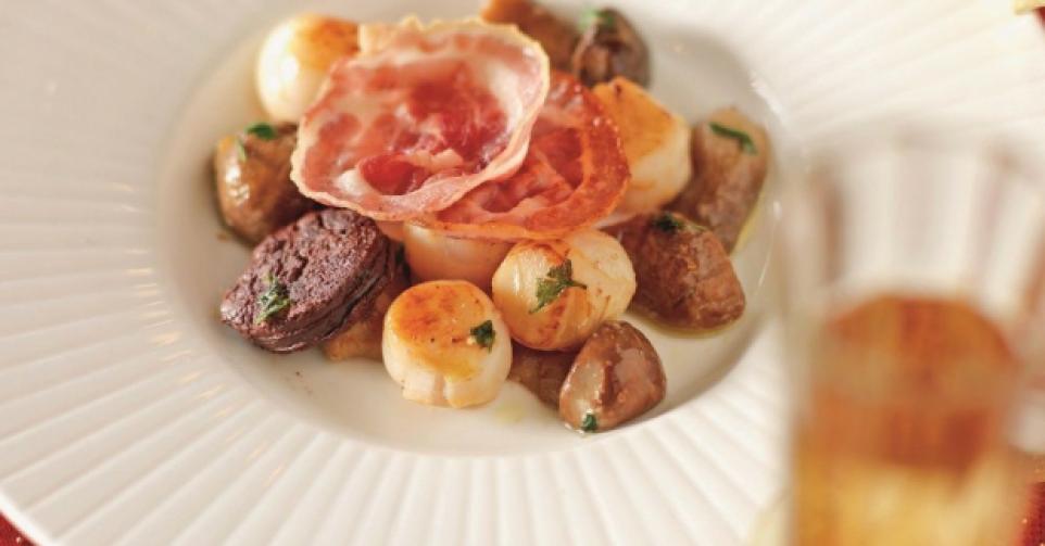 Sint-jakobsnoten met bloedworst en eekhoorntjesbrood