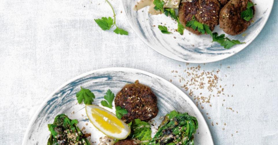 Gegrilde slaharten met nuggets van linzen en kruiden en sesamsaus