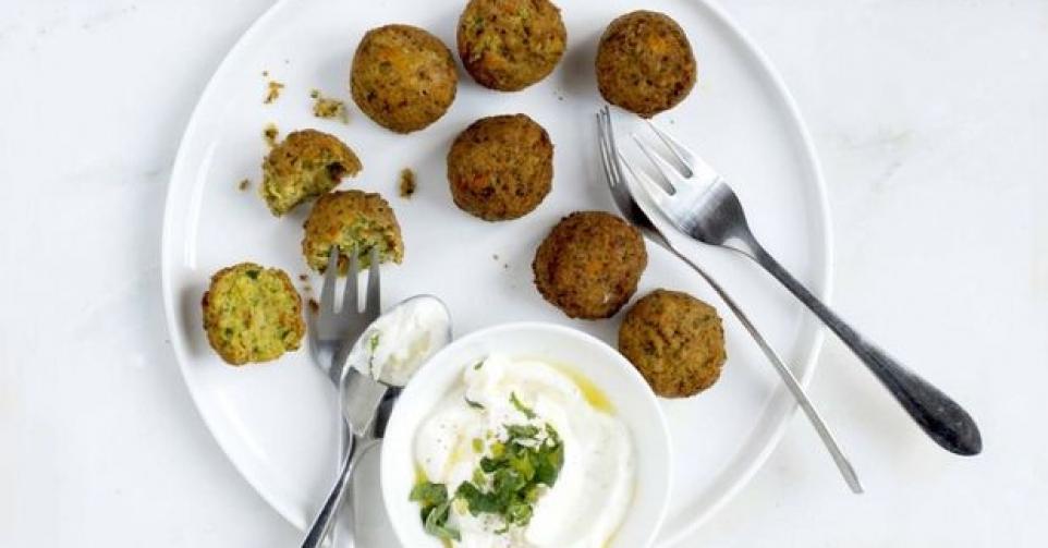 Balletjes van kasja en courgette