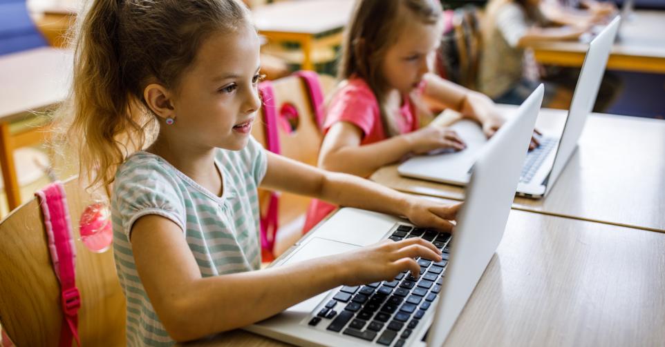 école enfant numérique laptop