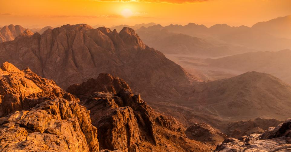 Zonsopgang op de Sinaï berg in Egypte