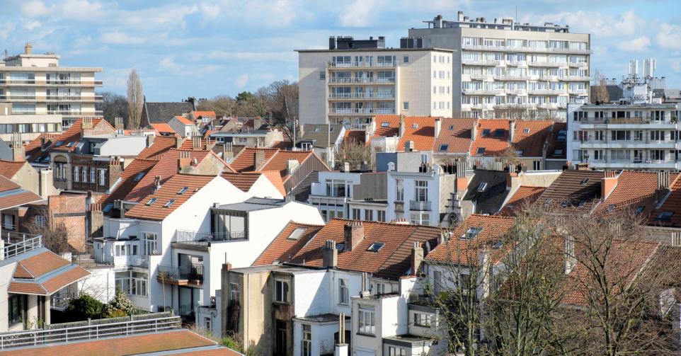 Evolution des prix de l'immobilier a la vente ou a la location. Vue sur les maisons et appartements du quartier View on the roofs, the houses and appartments in Etterbeek, evolution of the price. 05/03/2019