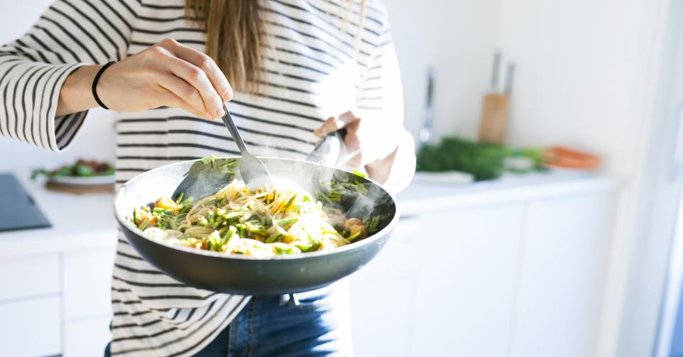 Gefermenteerde knolseldertagliatelle met geraspte walnoot en kastanjes