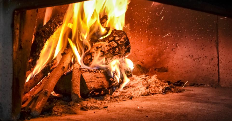 feu ouvert poele à bois cheminée