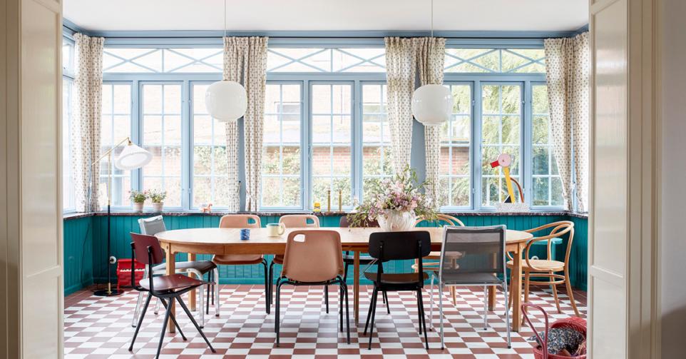 De eetkamer zit in de nieuwe uitbouw. Rond de vintage eettafel van Deens designer Børge Mogensen staan schoolstoelen van Hay. De exemplaren in metaaldraad zijn Italiaans en kocht Nicolaj van een restaurant.