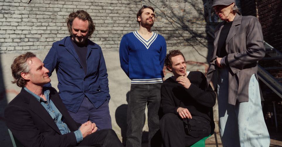 Van links naar rechst: David, Hannes, Boris, Flor Van Severen en Marij de Brabandere,  de zonen en vrouw van wijlen Maarten Van Severen.