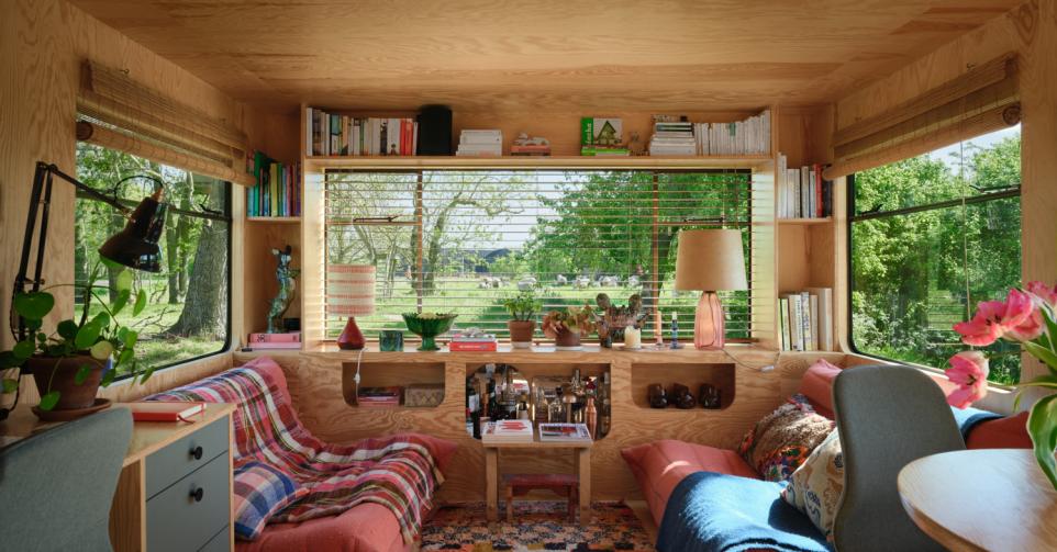 De meubelen van het koppel zijn in bewaring, maar voor de roze Togo’s, boeken en vele souvenirs uit Marokko was net genoeg plaats in de woonwagen.