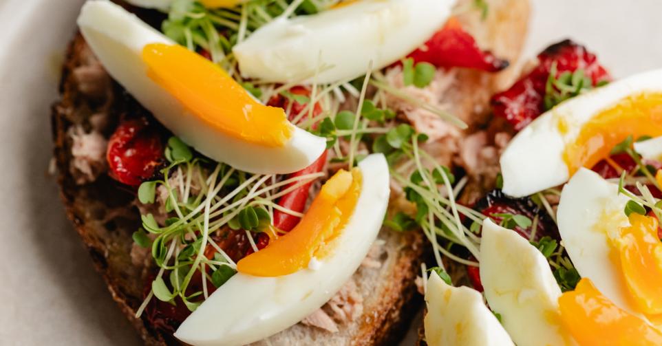 Boterham met tonijnsalade en gekookt ei