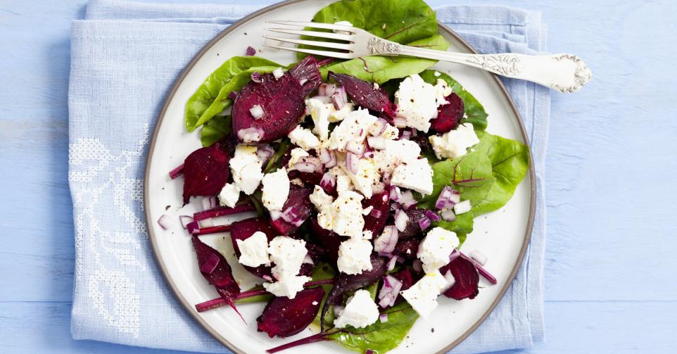 Caponata van rode biet met feta en granaatappel