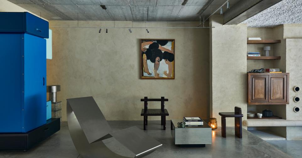 De woonkamer is gevuld met Belgisch talent. Van verschillende stukken van voormalig Designer of the Year Linde Freya Tangelder tot een sculpturale schommelstoel van Zigmund Pront en een Pile of Suitcase kast van Maarten De Ceulaer.