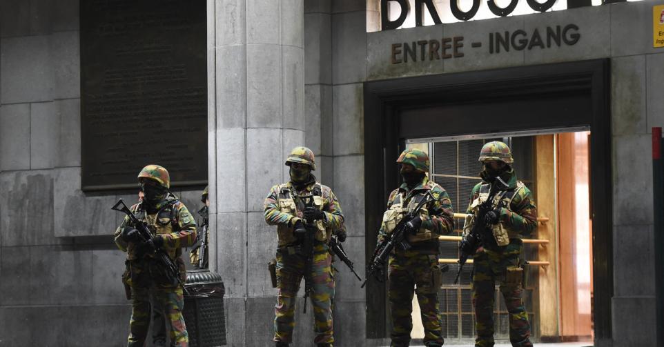 militaires dans les rues