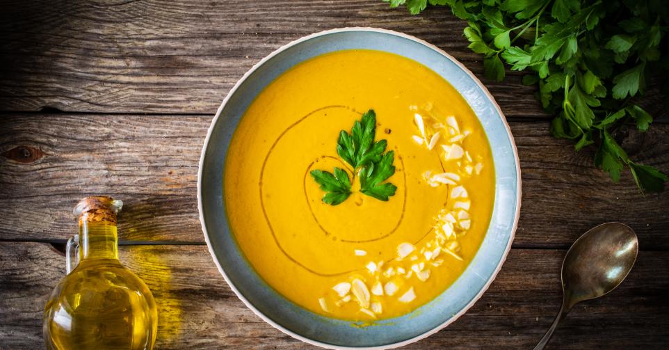 Wortelsoep met geroosterde amandelschilfers en bieslookolie