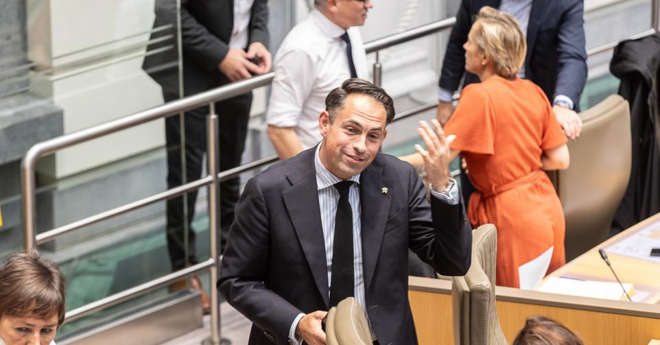 Tom Van Grieken, Vlaams Belang-voorzitter, in de kijker door politieke populariteitspoll