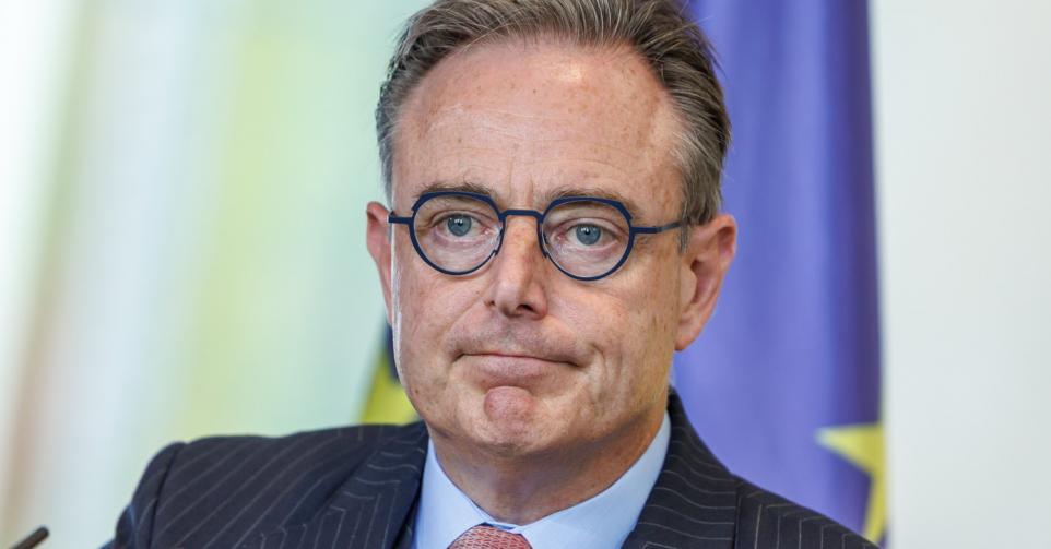 Een foto van Bart De Wever, premier van België en lid van N-VA die de begroting opmaakt.