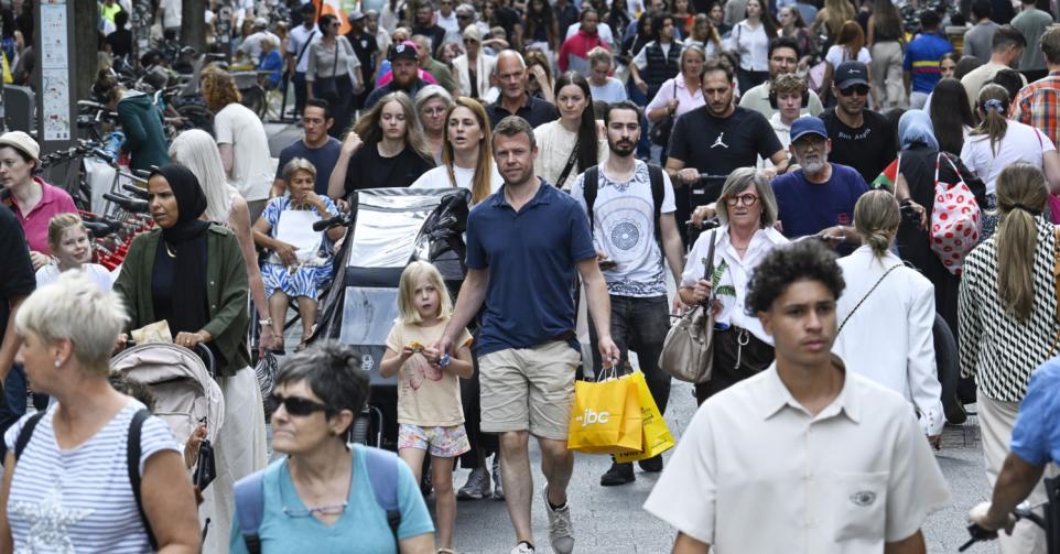 Drukke winkelstraat Meir in Antwerpen met voorbijgangers van diverse afkomst — symbool van stedelijke diversiteit in Vlaanderen.