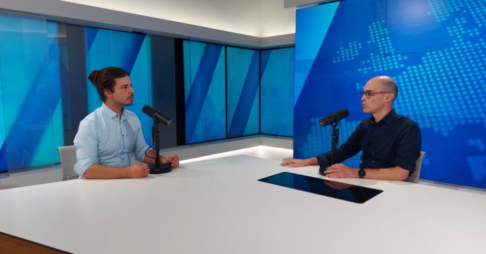 Foto van de studio van de podcast Tussen Wetstraat en Wall Street waar Tex Van berlaer en Stijn Fockedey de Nederlandse verkiezingen en de overwinning van Rob Jetten van D66 bespreken.