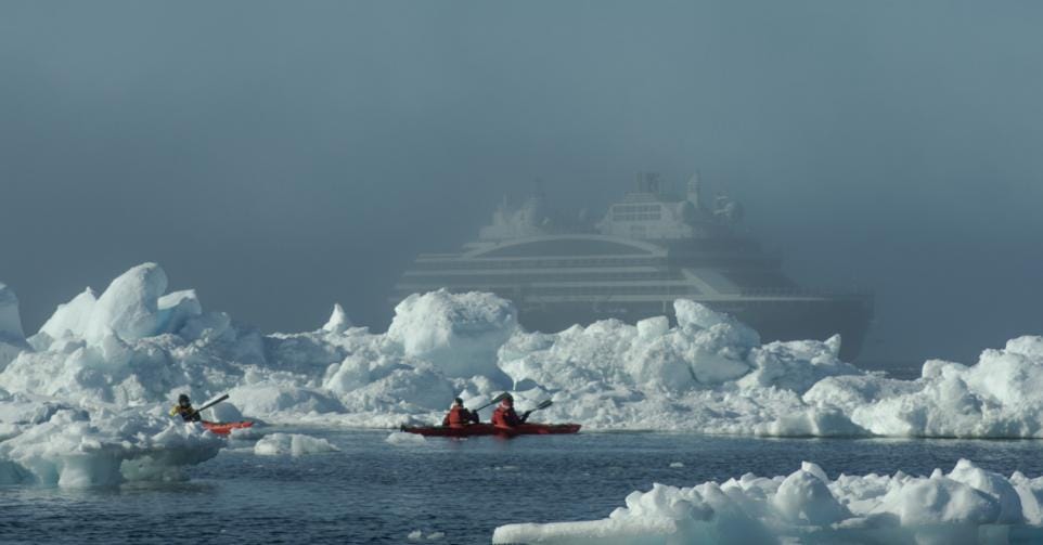 kajakken tussen de ijsrotsen in Groenland