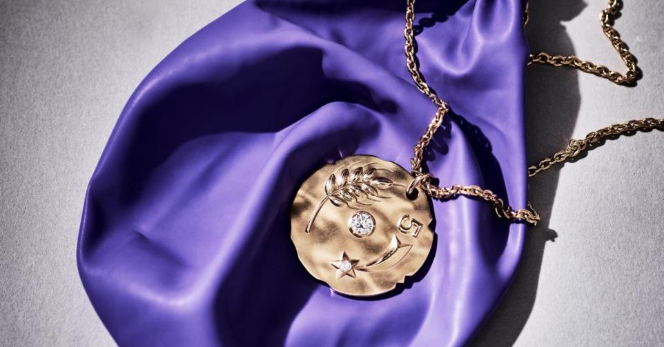 gouden pendant juweel van Chanel op ballon