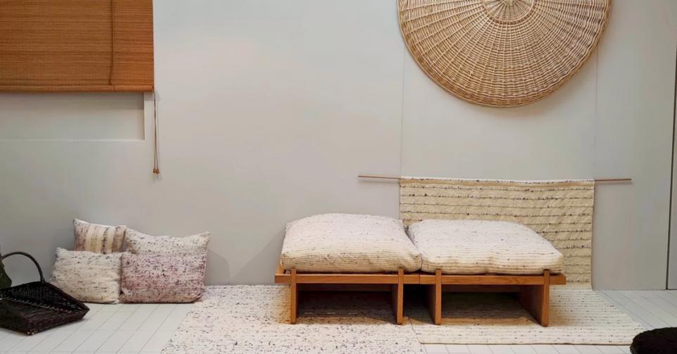 Pauline Dornat maakt kussens, tapijten en zitmeubels van Brusselse schapenwol