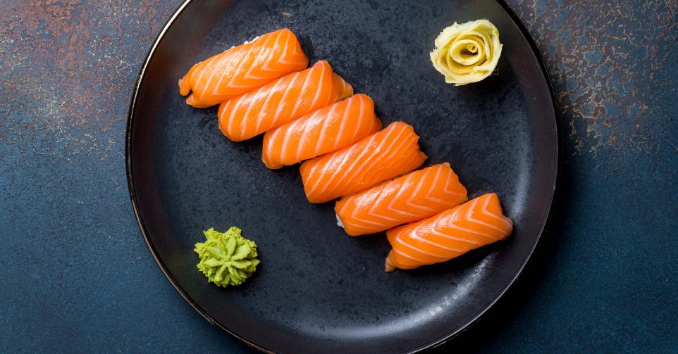 Nigiri-sushi met zalm en bieslook