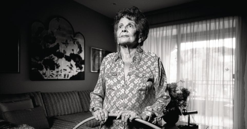 Volgens een invité lijkt het gekronkel van de gastvrouw op een hula, een traditionele dans op Hawaï. Meteen heeft het tuig een naam ten huize Anderson: de hula hoop of hoelahoep.