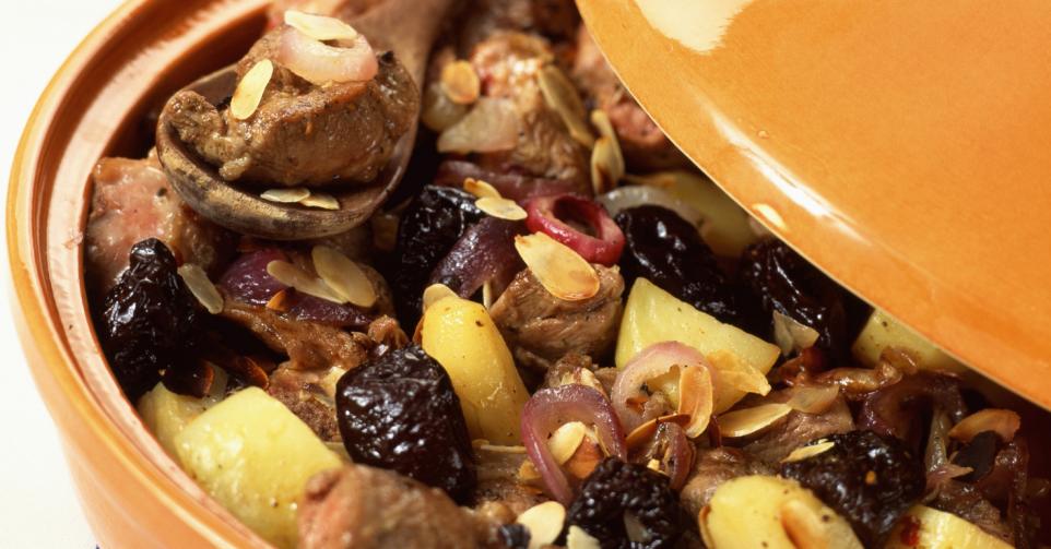 Tajine van lamsvlees met gedroogde pruimen, amandelen en sesamzaad