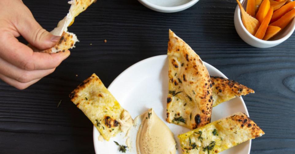 Dirty cheese dip met platbrood