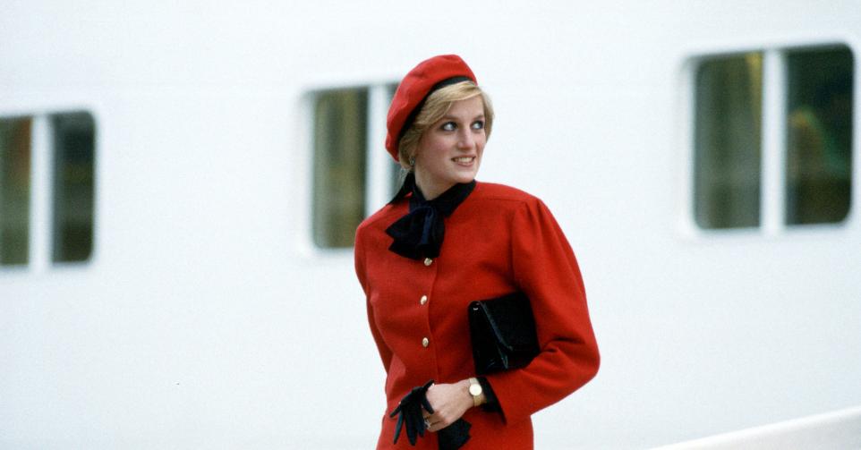 Princess Diana in een mantelpakje