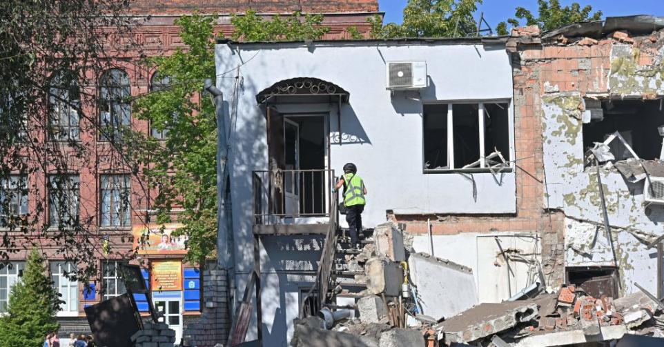 Een door een raketinslag beschadigd gebouw in Kharkiv