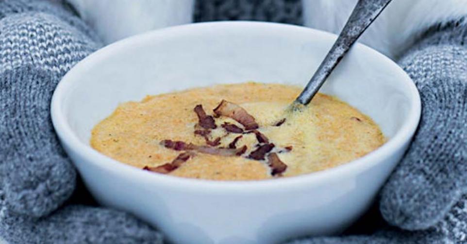 Romige wortel-linzensoep met yoghurt en koriander