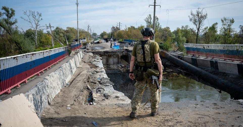 Pont detruit au dessus de la riviere Oski, en Ukraine