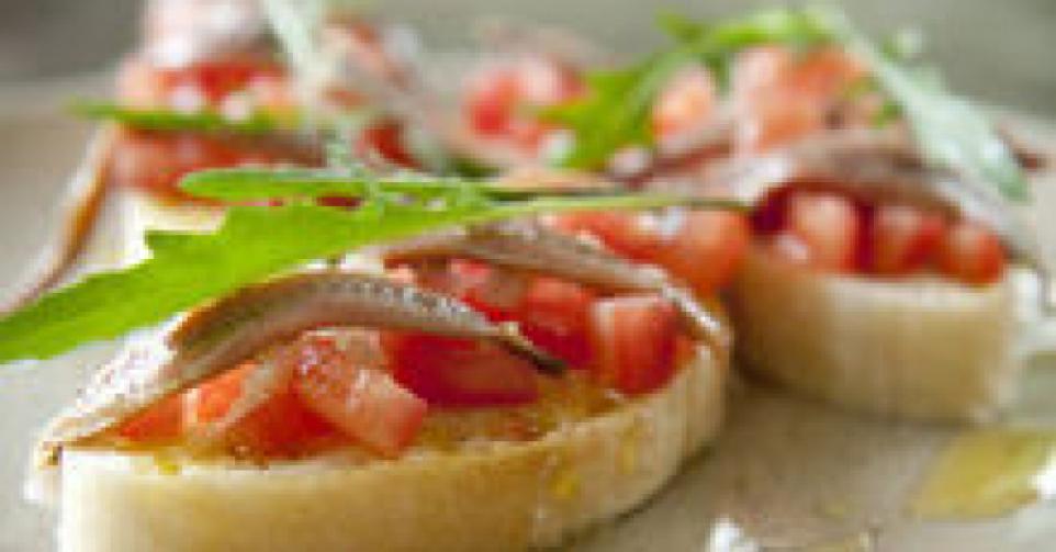 Crostini met tomaat, rucola en ansjovis