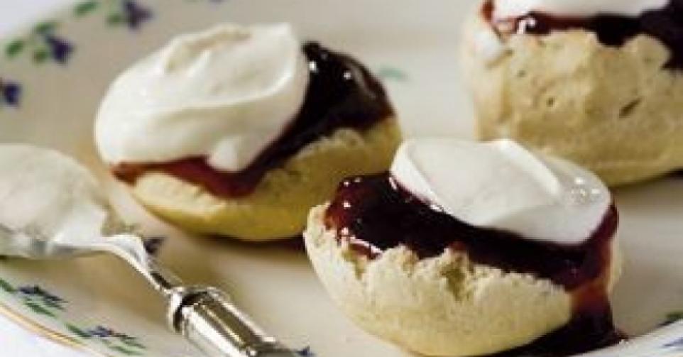 Scones met clotted cream en confituur