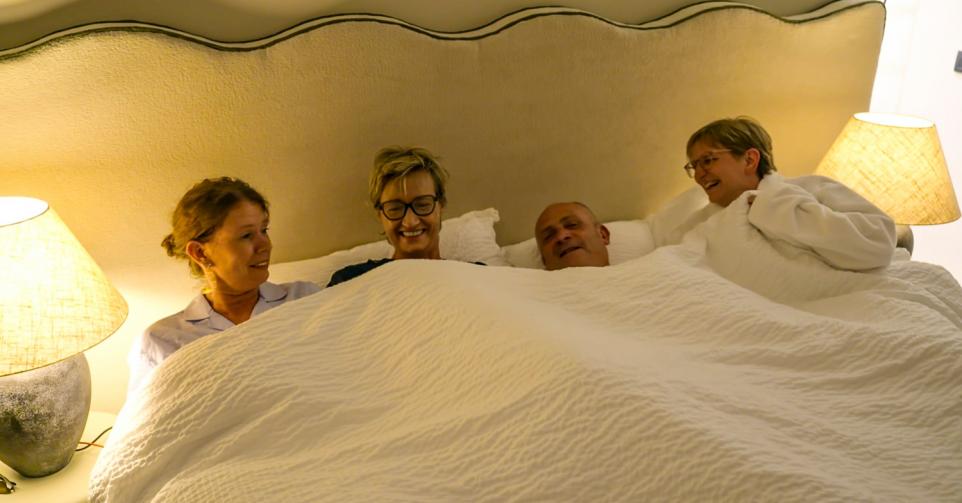 ‘Met Vier In Bed’