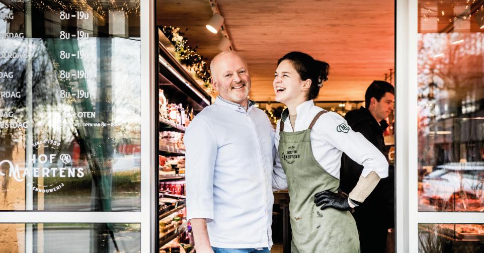 Slagerij Hof Maertens in Sint Michiels : Dochter Kim Maertens en vader Marc Maertens