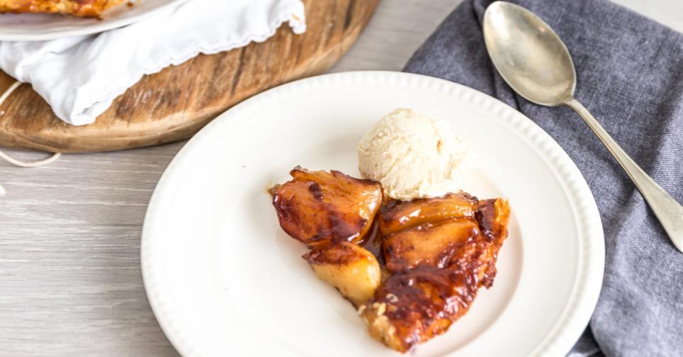 Tarte tatin van speltbladerdeeg met vanilleroomijs