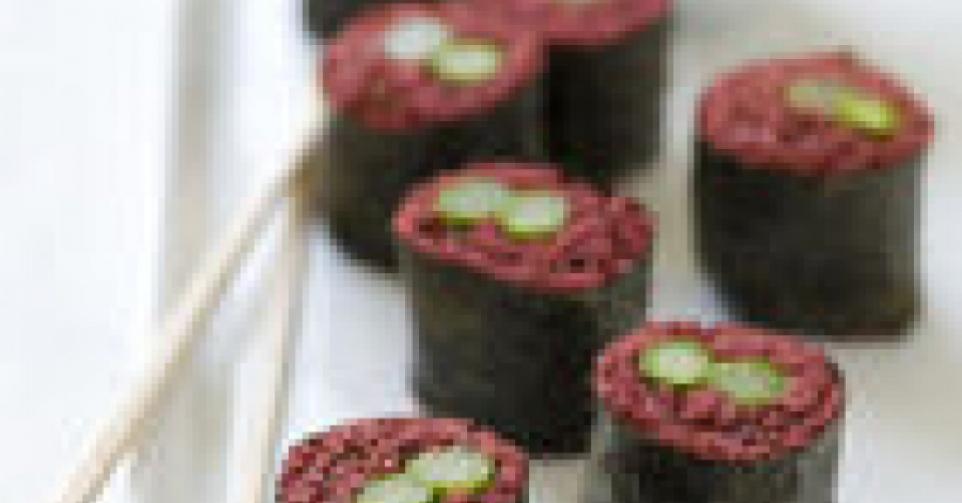 Maki-sushi van rode biet en asperges