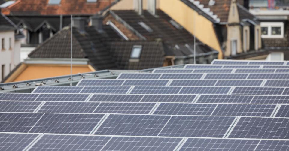 Des panneaux solaires installés sur le toit d'une maison.