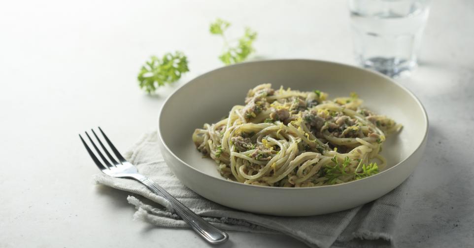 Spaghetti met artisjokken, olijven en gedroogde tomaten