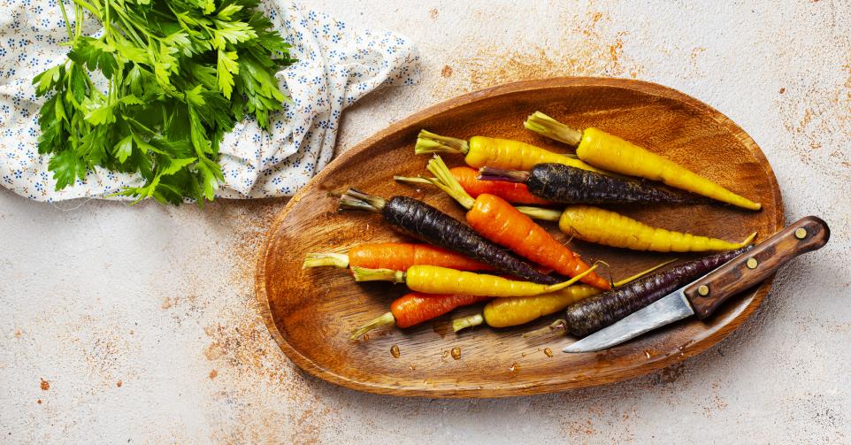 Gemengde wortelsalade met steranijs