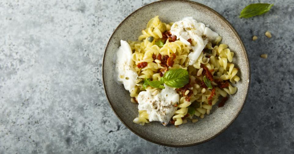 Koude pastasalade met scampi’s, pancetta en mozzarella