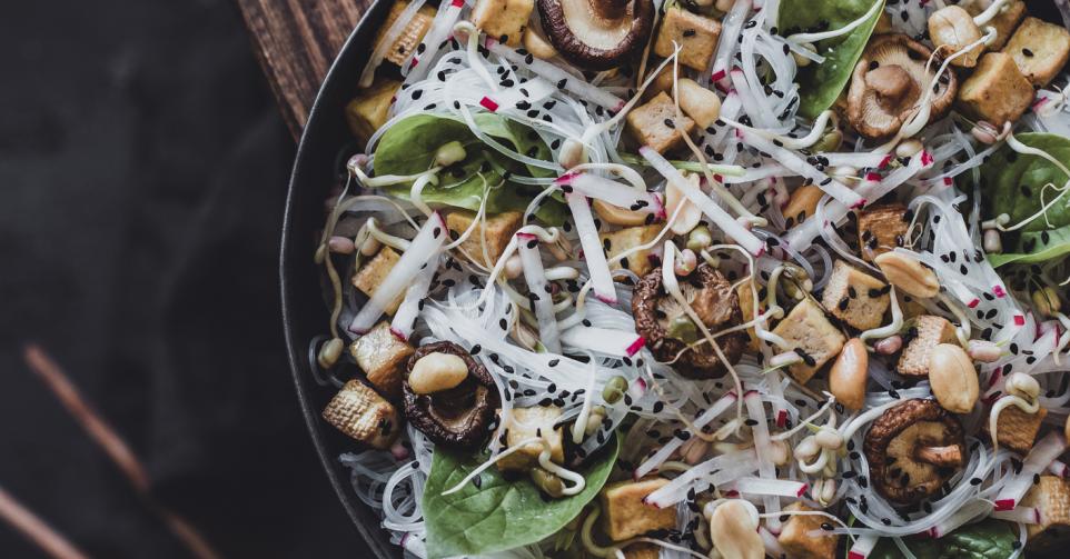 Noedelsalade met gemengde champignons en pinda’s