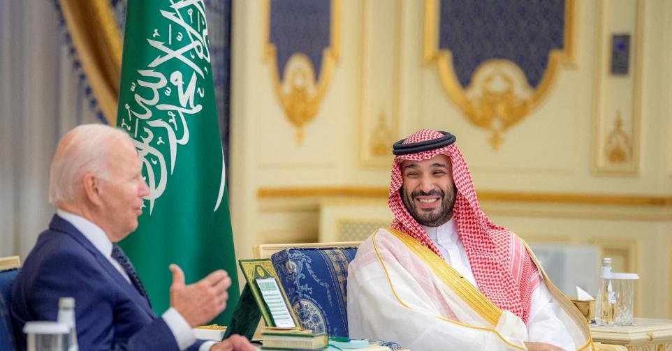 De Saoedische kroonprins Mohammed bin Salman in ontmoeting met de Amerikaanse president Joe Biden op 16 juli 2022.