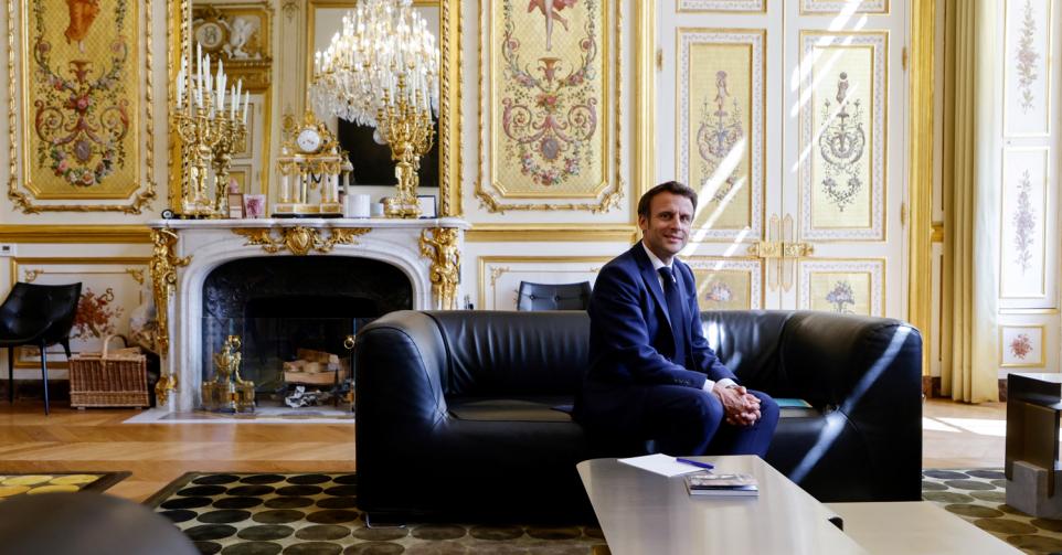 Macron, dans son bureau de l'Elysée, en mai 2022