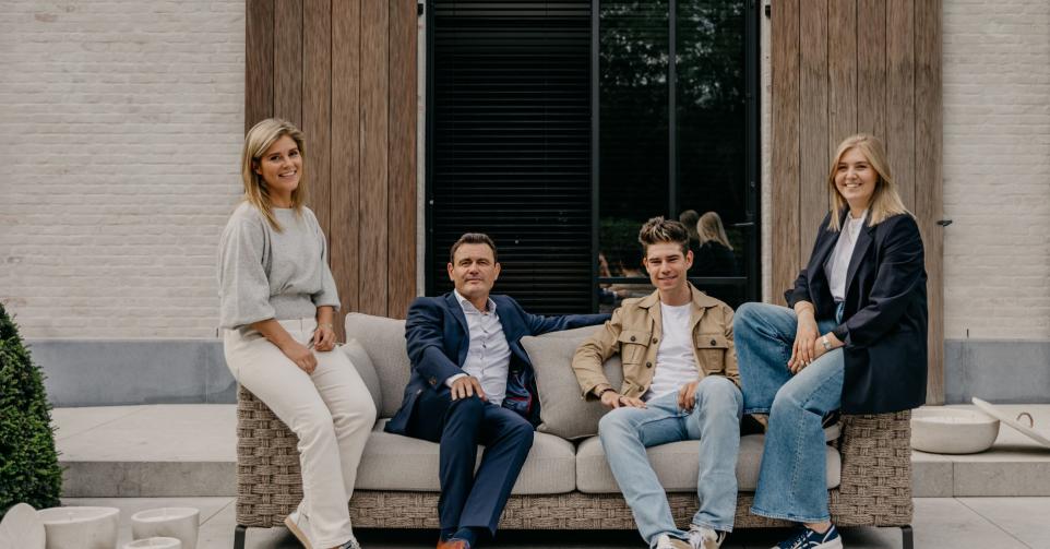 Van links naar rechts: Pauline D'haenens, Bruno Descamps, Wout van Aert en Sarah De Bie