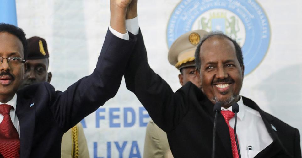 à droite, Hassan Cheikh Mohamoud élu président de la Somalie, le 15 mai 2022