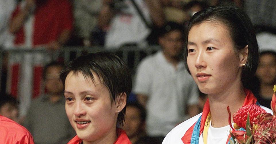 Ye Zhaoying (R) naast Gong Zhichao op de ceremonie in Sydney in 2000.