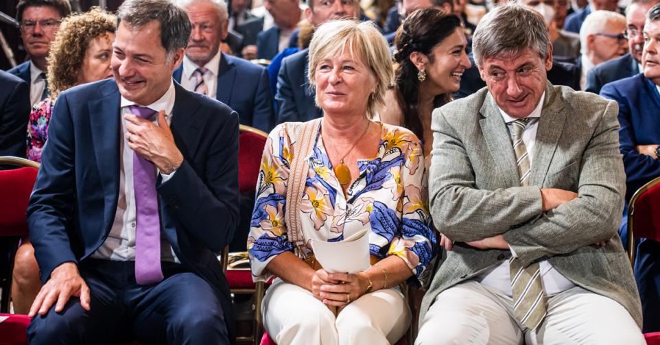 Alexander De Croo (Open VLD) en Jan Jambon (N-VA) amuseren zich in het Brusselse stadhuis op 11 juli 2022.